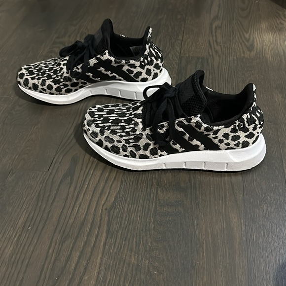 Black and White Women's Sneakers - Picture 4 of 6